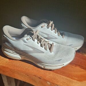 Brooks Men's White and Tan Athletic Shoes